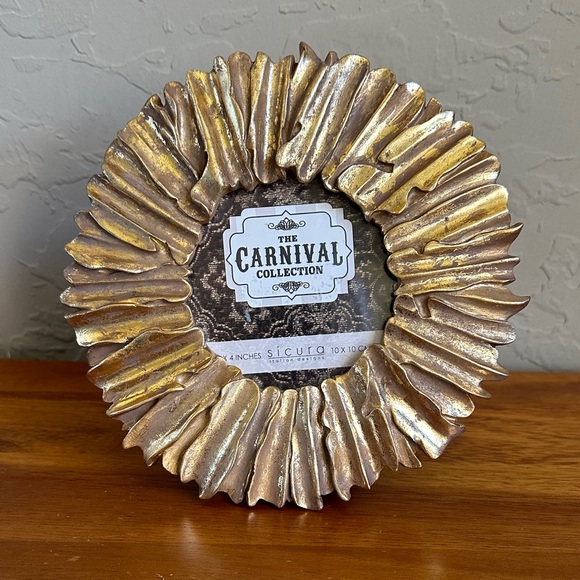 The carnival collection SICURA Italian designs, 4 x 4 inches  gold circle frame - Picture 1 of 4